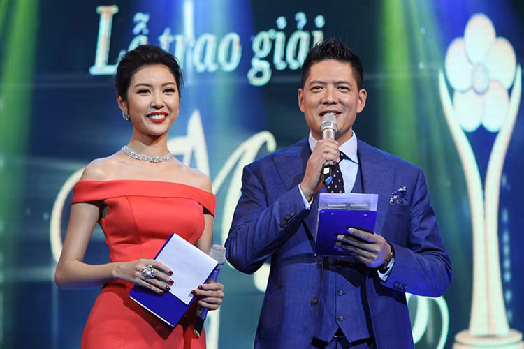 Cùng với thành tích đạt được tại cuộc thi nhan sắc quốc tế, Thúy Vân được mời làm MC cho nhiều sự kiện, chương trình lớn. Cô từng dẫn đôi cùng diễn viên Bình Minh trong chương trình Gala Mai vàng Chào xuân, Lễ trao giải Mai Vàng. (Ảnh: Pháp luật TP HCM) 