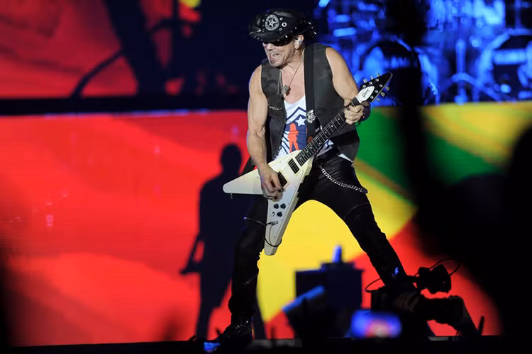 Ban nhac rock Scorpions chay het minh vi khan gia Ha Noi-Hinh-2
