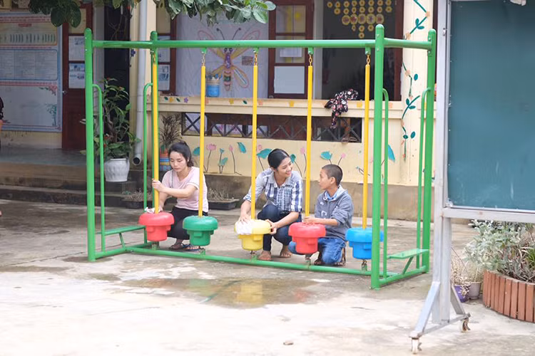  Hình ảnh Ngọc Hân vừa trò chuyện vừa lau dọn giúp các cô giáo, phụ huynh tại trường mầm non Hà Linh.