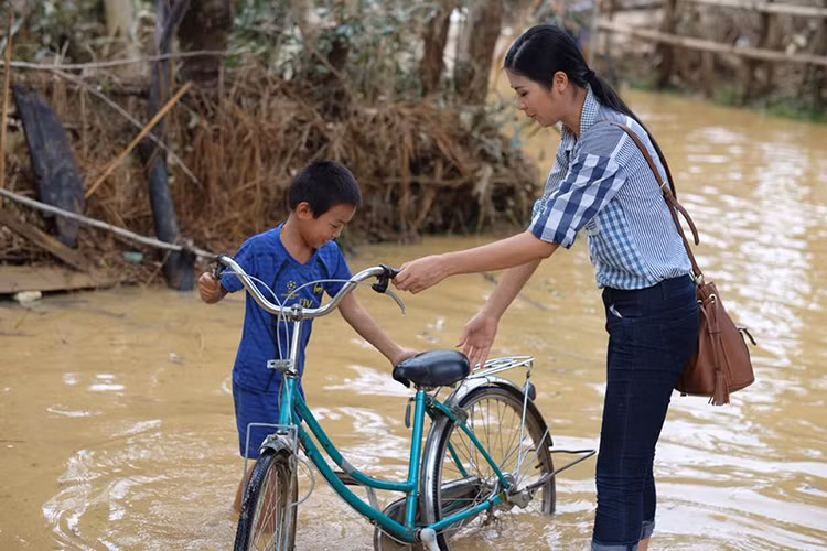 Ngọc Hân cho biết, cô sẽ đến với bà con hai xã Hà Linh và Hòa Hải để trao tận tay mỗi hộ dân 500.000 đồng tiền mặt và một thùng mì tôm.