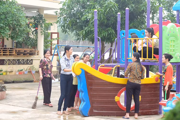 Ngoài trao quà, Ngọc Hân còn thăm hỏi và giúp đỡ người dân Hà Tĩnh khắc phục hậu quả của mưa lũ.