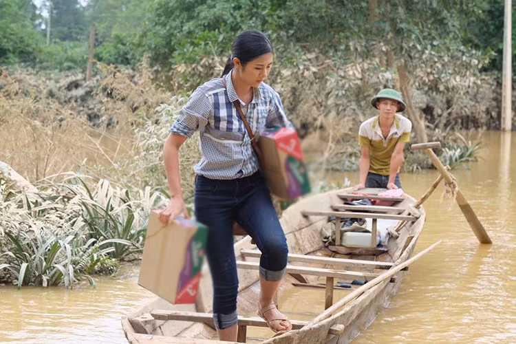 Do nước lũ vẫn chưa rút hoàn toàn, Ngọc Hân và đoàn cứu trợ vẫn phải sử dụng thuyền để di chuyển.