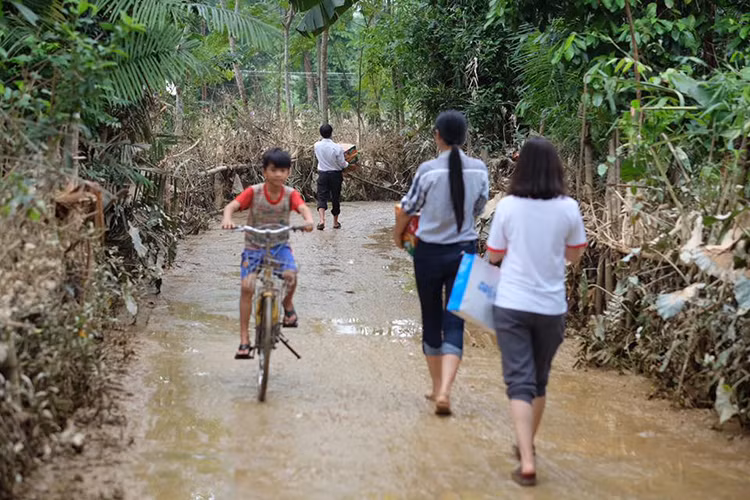Ngọc Hân không ngại không ngại xắn quần cao và đi bộ trên những con đường trơn trượt vẫn còn dính đầy bùn đất.