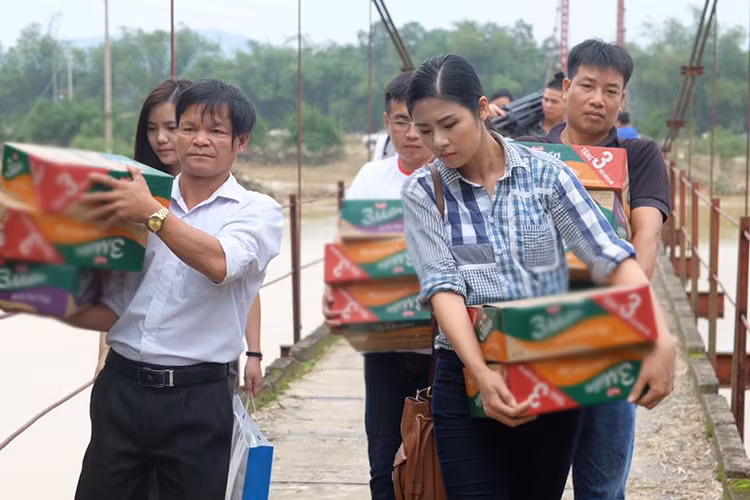 Ngọc Hân đã có mặt ở xã Hà Linh, huyện Hương Khuê, tỉnh Hà Tĩnh để trao quà và hỏi thăm người dân.