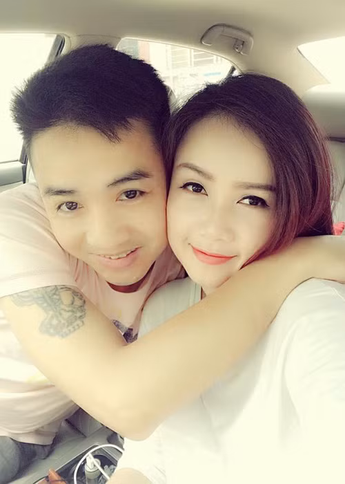 Sau đám cưới, Hoàng Yến cảm thấy hạnh phúc với cuộc sống hiện tại bên ông xã kém tuổi và hai cô con gái xinh xắn.