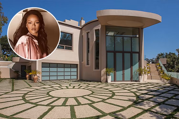 Căn biệt thự mới mua của ca sĩ Rihanna gồm 7 phòng ngủ, 8 phòng tắm và khu vườn có diện tích hơn 557m2. Trước khi thuộc sở hữu của nữ ca sĩ, tòa dinh thự nằm trên đồi này từng có mức giá cho thuê là 100.000 USD (hơn 2 tỷ VNĐ). Thiết kế bên ngoài ngôi nhà khá hiện đại, độc đáo và có đường riêng dành cho ô tô phía sau nhà. 