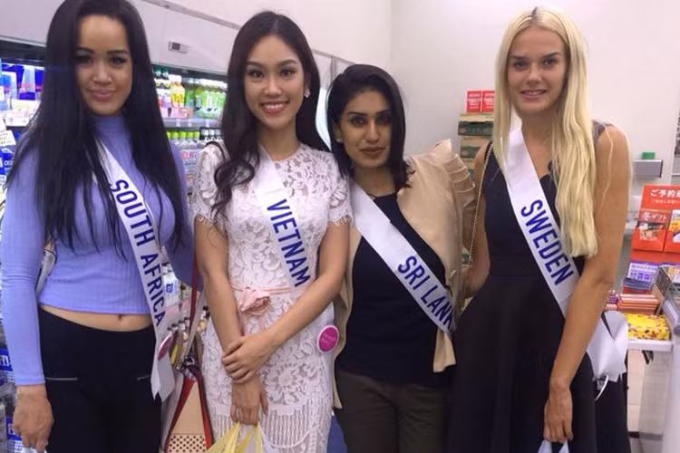 Mới đây, Á khôi Phương Linh đã chia sẻ hình ảnh đi mua sắm cùng các người đẹp đến từ Nam Phi, Sri Lanka và Thụy Điển trong ngày thứ 2 có mặt tại cuộc thi Miss International 2016 (Hoa hậu Quốc tế).