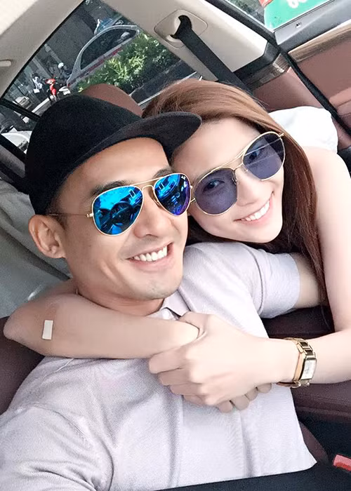Quyết định đăng ký kết hôn vào năm 2014 nhưng phải đến tháng 4/2016, Lương Thế Thành - Thúy Diễm mới tổ chức đám cưới. Sau hôn lễ, cặp đôi trai tài gái sắc của màn ảnh Việt tiếp tục khiến nhiều người phải ghen tị bởi cuộc hôn nhân ngọt ngào. (Ảnh: Facebook nhân vật) 