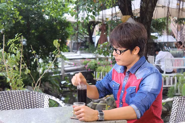 Hòa Hiệp có một sự nghiệp vững chắc nhưng vẫn lẻ bóng một mình sau một vài cuộc tình. Anh từng tâm sự với trang Thế giới trẻ rằng trong mối tình gần đây nhất, gia đình bạn gái muốn anh bỏ nghề thì mới cho tổ chức đám cưới. Ảnh: Facebook nhân vật) 