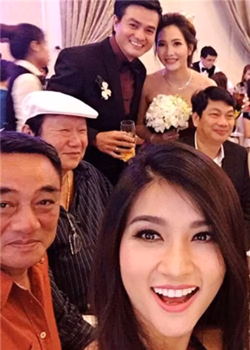 Cao Minh Đạt thường xuyên đi đóng phim nhưng chọn cuộc sống kín đáo. Anh hiếm khi tiết lộ chuyện đời tư. Vì vậy, khán giả yêu mến anh đã rất bất ngờ trước thông tin kết hôn của nam diễn viên phim “Mùi ngò gai”. (Ảnh: Facebook Kim Tuyến) 