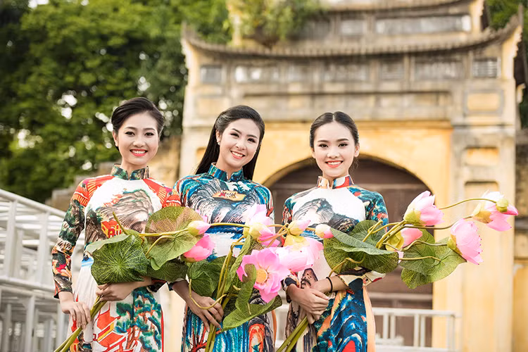 Tham gia diễu hành trên phố Hà Nội, Hoa hậu Việt Nam 2010 rạng rỡ trong mẫu áo dài do cô tự thiết kế.