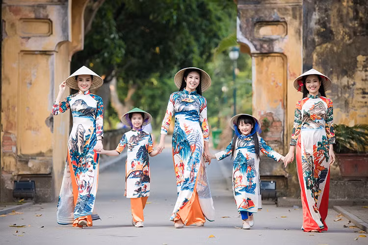 Ngọc Hân là một trong số 32 nhà thiết kế tham gia chương trình Festival Áo dài Hà Nội năm 2016.