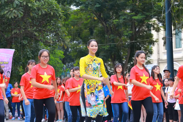 Các người đẹp còn tham gia nhiều hoạt động khác như tặng quà cho người vô gia cư và trẻ em khuyết tật, dọn vệ sinh quanh khu vực phố đi bộ...