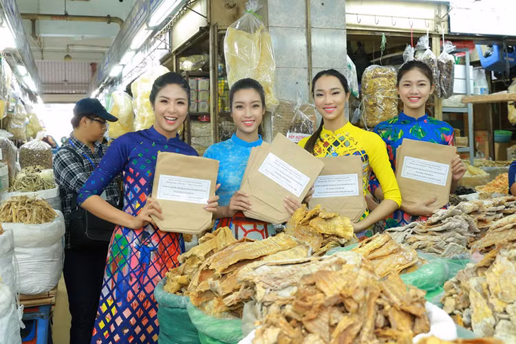 Sau khi tham gia nhảy flashmob, các người đẹp có mặt ở khu vực chợ Đồng Xuân để phát túi giấy tự hủy cho các tiểu thương và khách hàng tại đây.