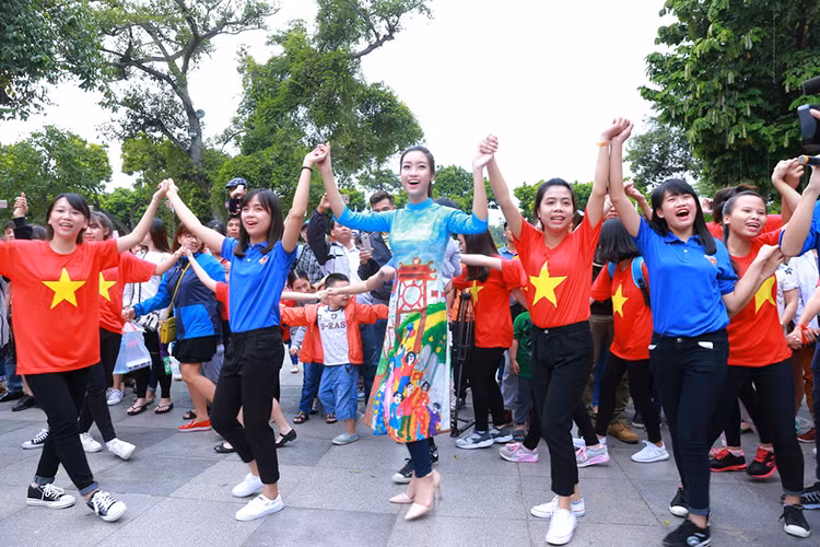 Dàn người đẹp bước ra từ cuộc thi Hoa hậu Việt Nam đã cùng hàng nghìn bạn trẻ biểu diễn những điệu nhảy dân vũ và flashmob đặc sắc.