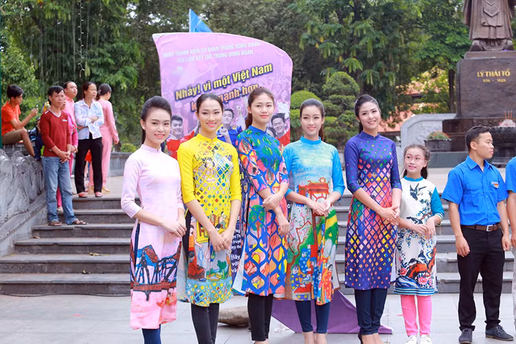 Trong trang phục áo dài, dàn hoa hậu, á hậu cùng xuất hiện tại khu vực tượng đài Lý Thái Tổ trước Hồ Gươm.