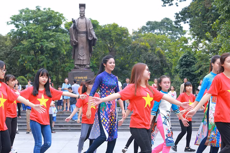Ngọc Hân không chỉ là một hoa hậu chăm chỉ đi từ thiện mà còn định hướng cho các “đàn em” cùng tham gia các hoạt động ý nghĩa với mình.