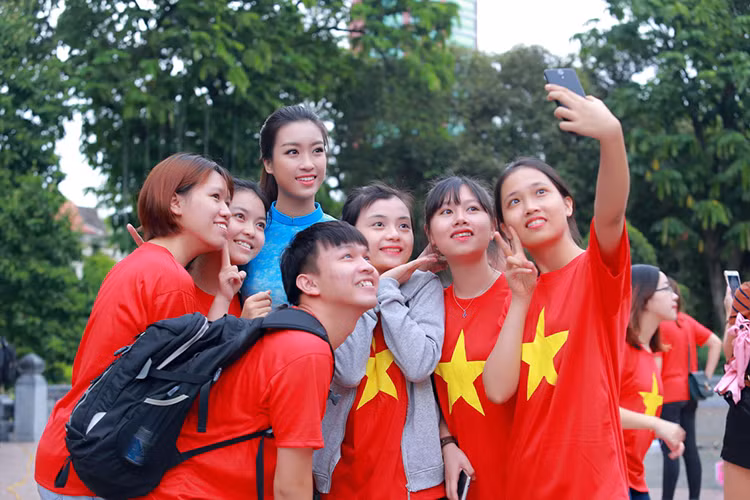 Sự xuất hiện của Hoa hậu Đỗ Mỹ Linh đã thu hút sự chú ý của nhiều bạn trẻ và người đi đường ở Hồ Gươm.