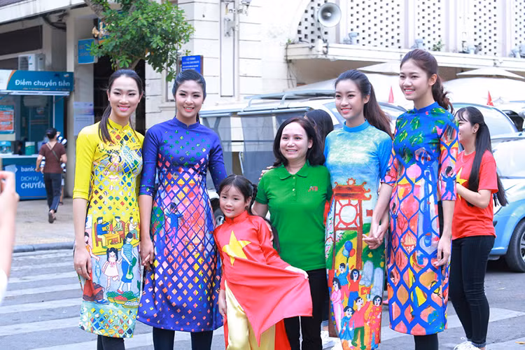 Ngoài Đỗ Mỹ Linh, Hoa hậu Ngọc Hân (thứ hai bên trái), Á hậu Thanh Tú và “Người đẹp nhân ái” Thủy Tiên (ngoài cùng bên trái) cũng tham gia chương trình.
