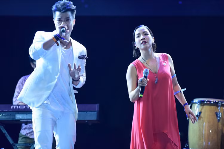 Trên sân khấu Lễ hội âm nhạc quốc tế Gió Mùa 2016, Mỹ Linh còn song ca cùng ca sĩ Đinh Mạnh Ninh. 