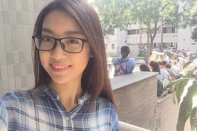 Hoa hậu Việt Nam 2016 hiện đã đi học trở lại. Ngồi trên ghế giảng đường trường Đại học Ngoại thương Hà Nội, Đỗ Mỹ Linh ăn diện giản dị như bao cô cậu sinh viên khác.