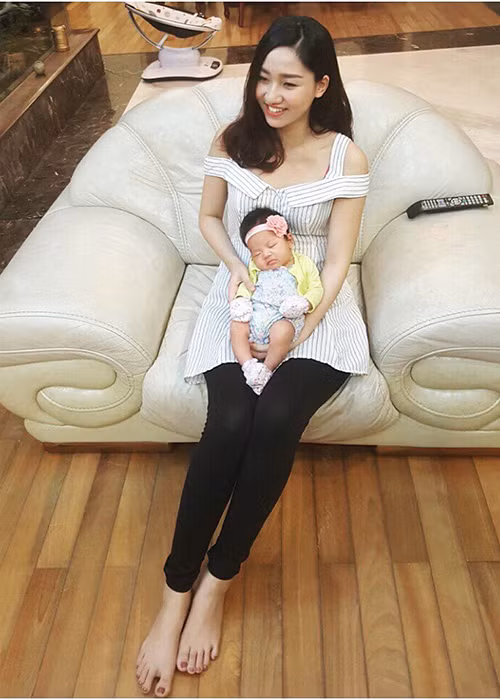 Chỉ sau 5 tháng kết hôn, Á hậu Trà My hạ sinh cô con gái đầu lòng. Cô và chồng đặt tên thân mật cho bé là Khỉ. Vốn là người khá kín tiếng, Á hậu 1 cuộc thi Hoa hậu Hoàn vũ Việt Nam 2015 mới chỉ hé lộ một vài hình ảnh của con gái. (Ảnh: FBNV) 