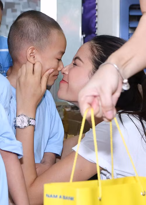 Trở về Việt Nam từ cuộc thi Hoa hậu Hoàn vũ Thế giới 2015, Hoa hậu Phạm Hương có nhiều hoạt động thiện nguyện. Cô thường xuyên “đốn tim” người hâm mộ bởi hình ảnh thân thiện, gần gũi trong mỗi chuyến đi. 