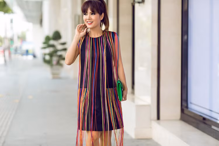 Hoa hậu Áo dài Việt Nam 1989 đã khéo léo kết hợp trang phục với các phụ kiện để tạo nên sự đồng điệu, một tổng thể sang trọng, bắt mắt.