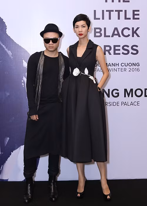 Trực tiếp tham gia tuyển chọn người mẫu trình diễn cho show diễn cá nhân lần thứ 9 của mình, Đỗ Mạnh Cường diện cả cây đồ hiệu màu đen.
