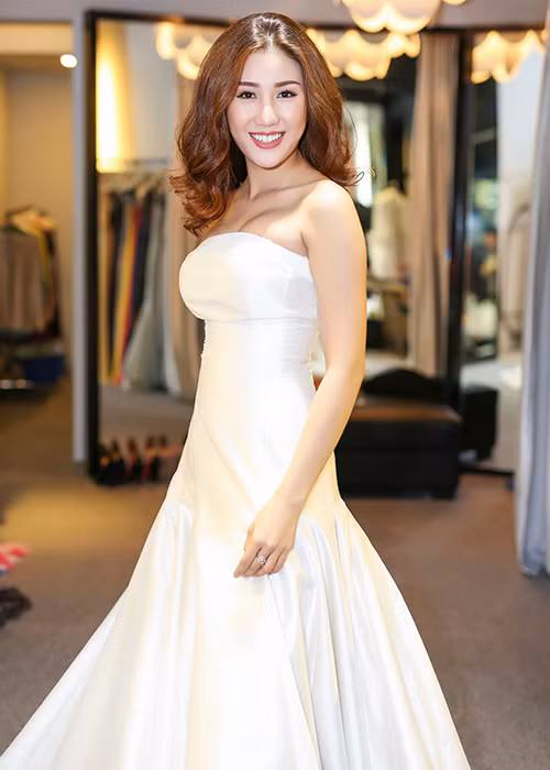Đó là bộ váy trắng tinh khôi, lộng lẫy làm nổi bật làn da trắng và khuôn mặt xinh đẹp của Bảo Như. 