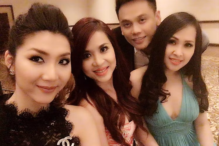 Ngoài Ngọc Quyên, Minh Thư - nữ diễn viên phim “Gái nhảy” (áo xanh) cũng được mời đến chung vui cùng Victor Vũ - Đinh Ngọc Diệp.