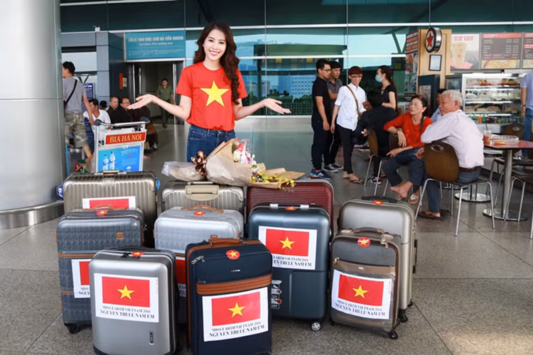 Trước đó, vào chiều 6/10, Nam Em đáp chuyến bay sang Philippines để tham gia Hoa hậu Trái Đất 2016. Trong chuyến đi này, cô mang theo 11 vali với tổng trọng lượng khoảng 150 kg. (Ảnh: VOV)
