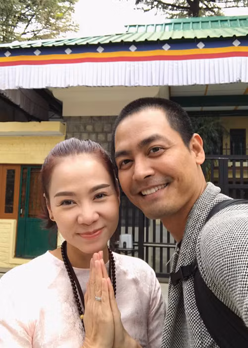 Ở Ấn Độ, nam MC điển trai bất ngờ hội ngộ nữ ca sĩ Thu Minh. Anh tâm sự: “Không hẹn mà gặp. Ô những nhân duyên tình cờ”. (Ảnh: Facebook nhân vật)