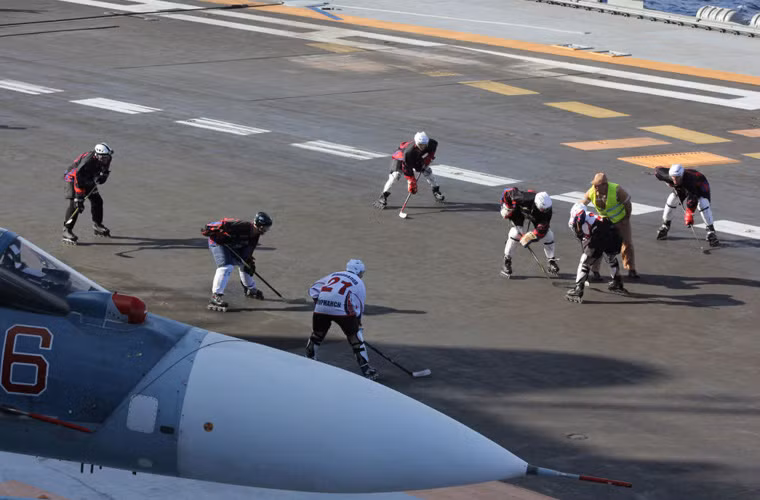 Chơi khúc côn cầu trên…boong tàu sân bay Kuznetsov. Nguồn ảnh: Sputnik