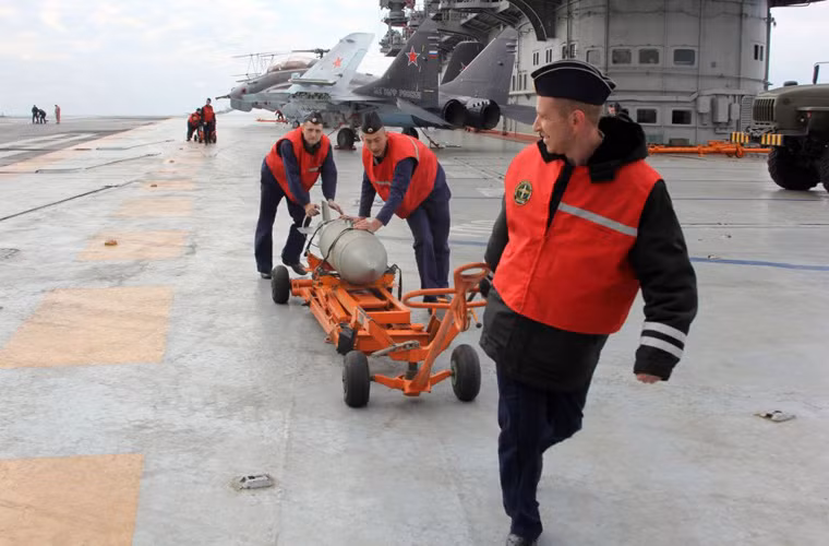 Không khí trên boong tàu sân bay Nga khi thực hiện hoạt động chiến đấu không đông đúc như tàu Mỹ, thế nhưng dù ít nhưng họ vẫn làm tốt công việc của mình để đảm bảo hiệu suất chiến đấu cao. Nguồn ảnh: Sputnik