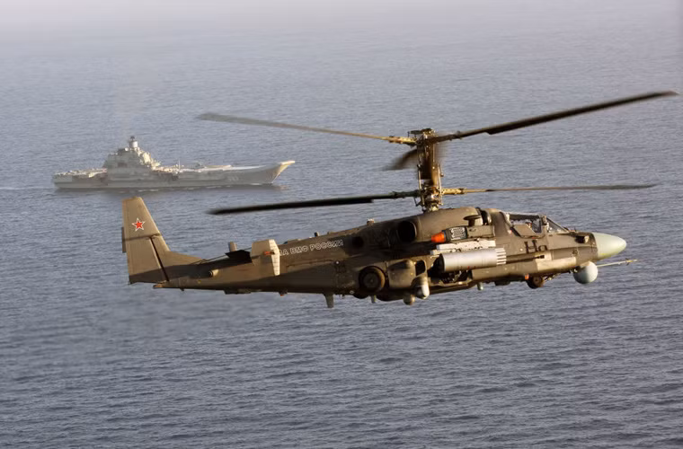 Trực thăng tấn công Ka-52K bay cảnh giới bên tàu mẹ. Nguồn ảnh: Sputnik