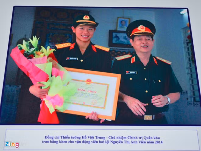 Nhờ những thành tích xuất sắc trong những năm qua, Ánh Viên đã được trao quân hàm Đại úy trước niên hạn.