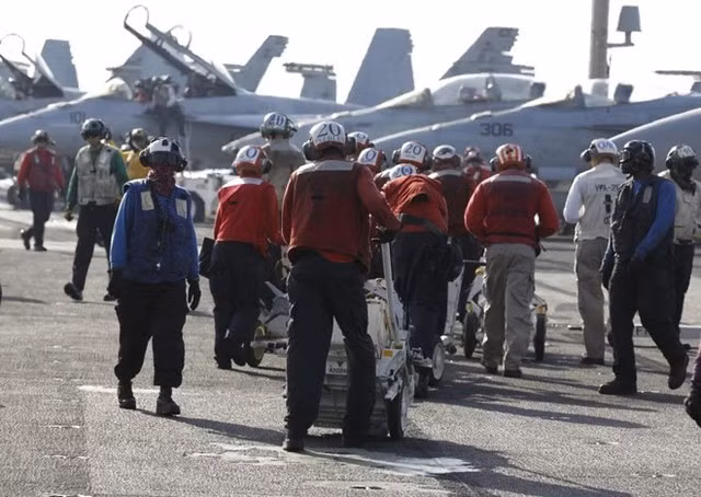 USS Theodore Roosevelt mang theo lương thực đủ để hoạt động trong 90 ngày, mỗi ngày phục vụ 18.150 suất ăn. Nhà máy chưng cất nước ngọt trên tàu cung cấp 1,5 triệu lít nước một ngày, tương đương lượng nước dành cho 200 gia đình.