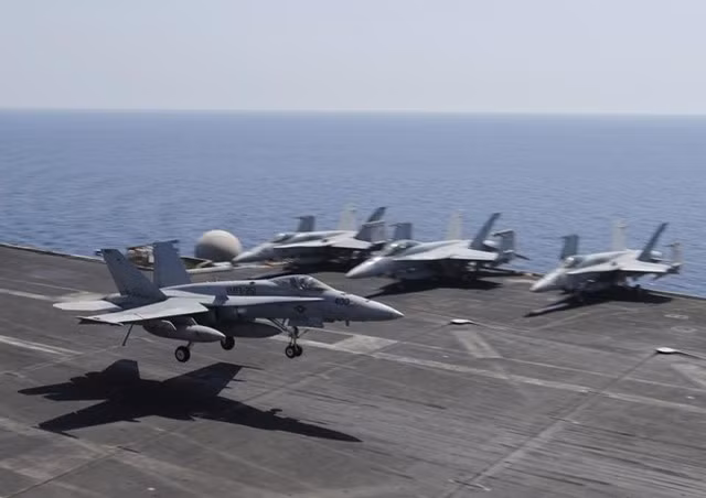 Một tiêm kích F/A-18C Hornet cất cánh ngày 18/6.