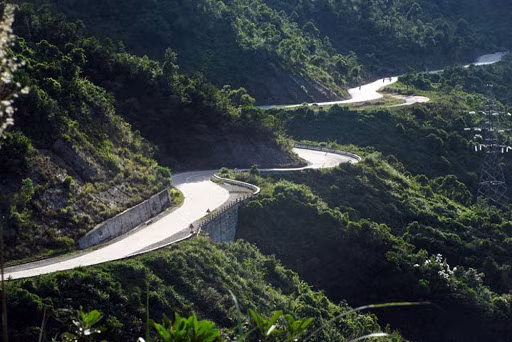 Nằm trải dài theo sườn núi Hải Vân, đèo Hải Vân cao 500m so với mực nuớc biển, là ranh giới giữa tỉnh Thừa Thiên – Huế và TP. Đà Nẵng.