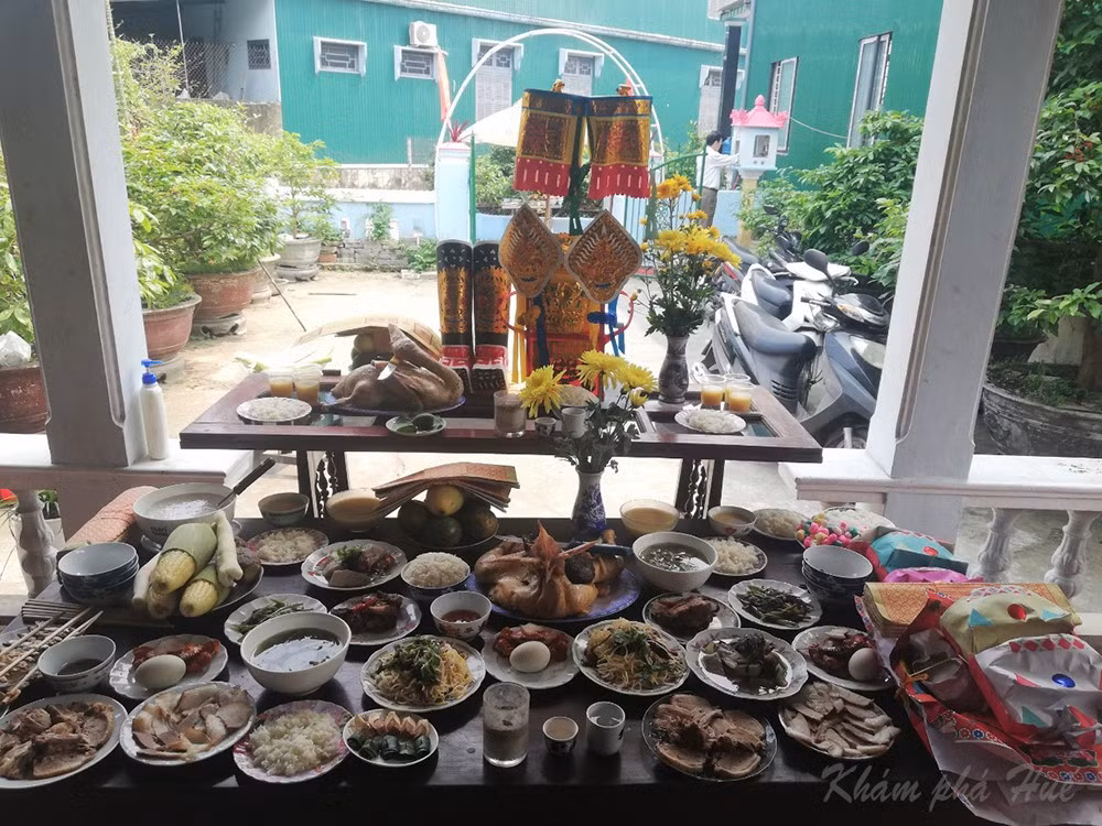 Mỗi bàn đều có hương đèn, hoa quả, cau trầu rượu, giấy vàng mã. Bàn thượng đặt bộ áo thổ thần, vật thực gồm gà, xôi, xung quanh là xôi chè. Riêng với gà, phải gà ta có mào cờ đỏ, lông vàng, chân vàng. Đặc biệt gà vừa đúng giò (không non mà cũng không già), béo mập.