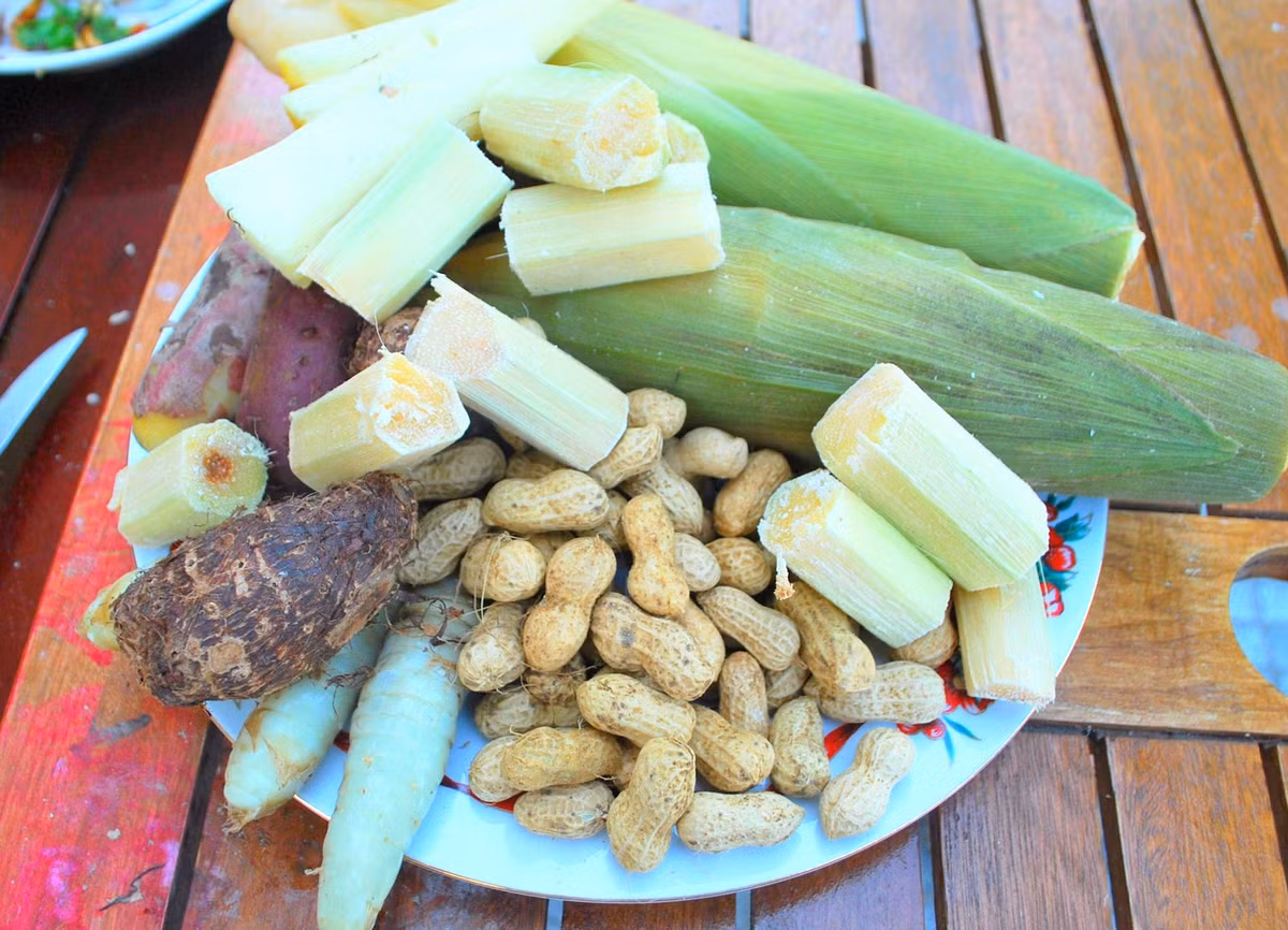 Bàn trung đặt áo bà, áo ngũ phương, lễ vật gồm heo luộc, đĩa xôi, ba đĩa cua trứng luộc chín, miếng thịt luộc và muối đặt lên trên và mâm cỗ cúng cơm, đặt biệt có đĩa rau khoai luộc, chén nước ruốc và xâu cá, thịt nướng. Bàn hạ đặt áo, cháo, gạo, muối, khoai, sắn, đậu lạc…