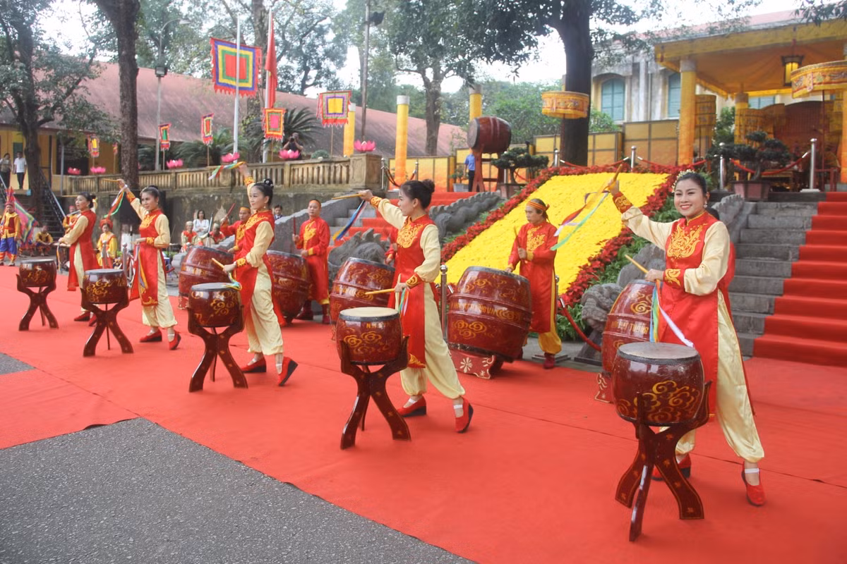 Năm Mậu Thìn 1028, sức khỏe nhà vua không được tốt. Vua băng ở điện Long An vào ngày Mậu Tuất, tháng Ba (tức ngày 3/3/1028), ở ngôi 19 năm, hưởng thọ 55 tuổi. (Ảnh: Lễ dâng hương tưởng nhớ đức vua Lý Thái Tổ).