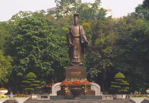  Sáng kiến vĩ đại nhất của Vua Lý Thái Tổ là việc làm đầu tiên khi ông bước lên ngai vàng đấy là dời đô ra đất Đại La. Bởi, ông thấy đất Hoa Lư kinh đô dưới triều Đinh và triều tiền Lê chật hẹp nên đã ra chủ trương này.