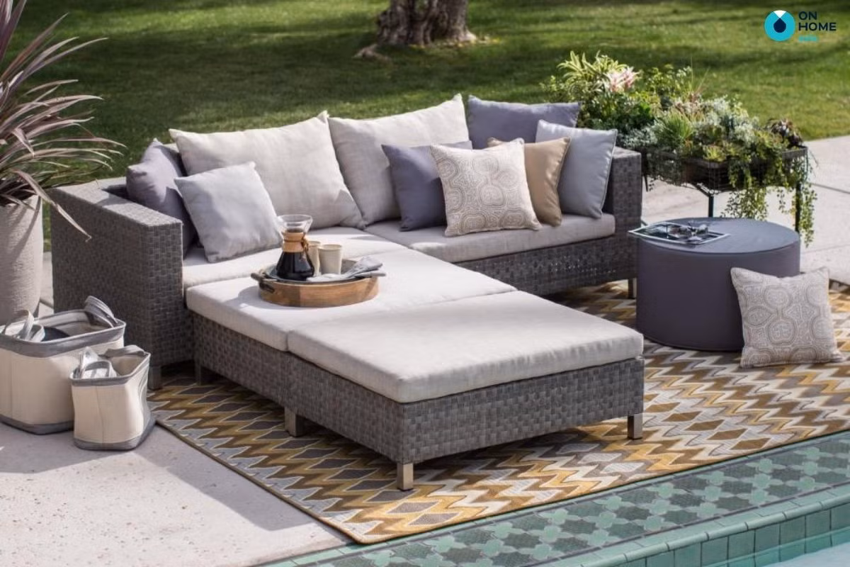 Sau đó, hãy làm khô sofa. Đừng mang ra ánh nắng trực tiếp hay sử dụng máy sấy tóc. Nhiệt độ cao không hề thân thiện với độ bền của sofa cũng như tính thẩm mỹ của sản phẩm này. Nên phơi ở chỗ thoáng gió, mát mẻ.