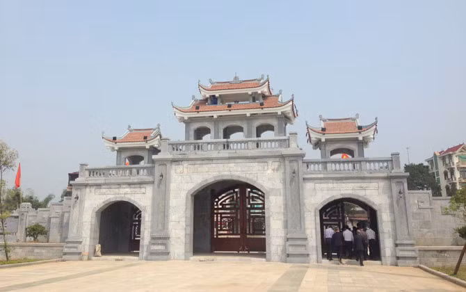 Trong các triều đại phong kiến, vùng đất Bắc Giang đã có nhiều thần phả, thần tích ghi lại tên đất, tên làng với những con người phi thường đứng lên đấu tranh chống giặc ngoại xâm. Chiến thắng Xương Giang, Cần Trạm, Hố Cát chống giặc Nhà Minh thế kỷ thứ XV đã đi vào lịch sử.