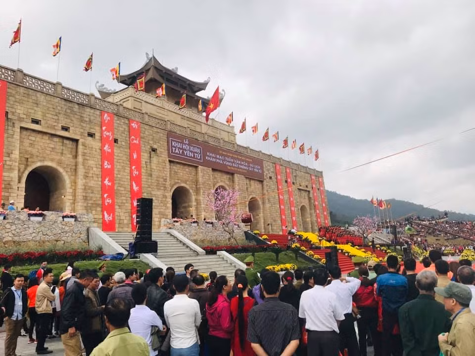 Bắc Giang cũng nổi tiếng với hệ thống di tích lịch sử, văn hóa, kiến trúc nghệ thuật đặc sắc gồm hơn 2.230 di tích, trong đó có 731 di tích được xếp hạng.