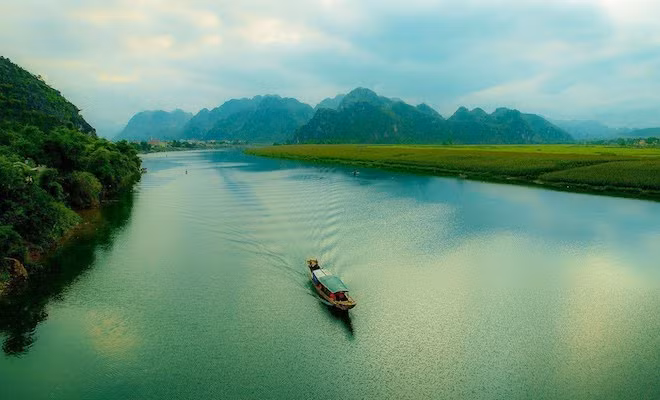 Trên núi lại có các mạch nước ngầm tích tụ thành nhiều hồ tự nhiên như: Bàu Kim Cương nằm ở lưng chừng núi rộng đến 30 mẫu, có vực Thuồng Luồng sâu không đáy, hồ Thiên Tượng, Bàu Tiên ở sát chân núi rộng hàng trăm mẫu quanh năm nước xanh trong vắt.
