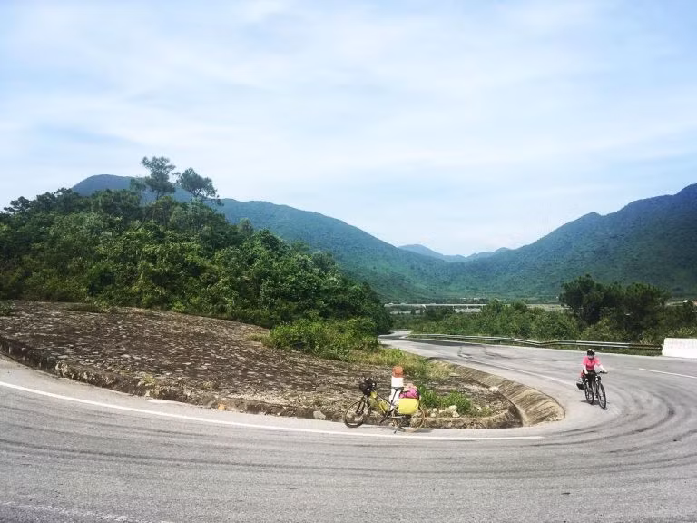 Trong thời kỳ kháng chiến chống Mỹ, đèo Ngang là nơi chứng kiến bao cuộc chiến đấu anh dũng, kiên cường của lực lượng thanh niên xung phong và bộ đội công binh ngày đêm bám trụ để giữ cho mạch máu giao thông thông suốt.