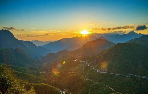 Đèo Ngang có chiều dài 6km, cao 256m so với mực nước biển, đường dốc quanh co, hiểm trở, rất khó đi.